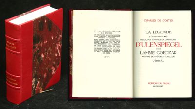 un livre rouge ouvert sur une surface noire
