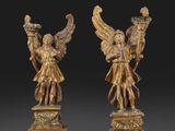 une paire de figurines d'anges en bronze sur socles