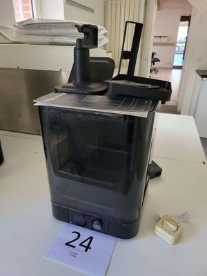 un mixeur noir posé sur le plan de travail d'une cuisine