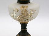 un vase blanc et doré orné d'un dragon doré