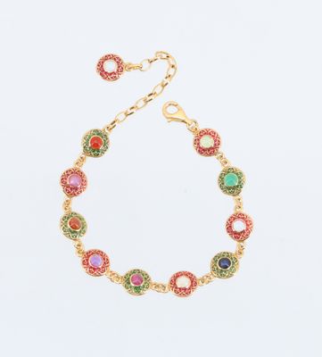 un bracelet en or avec des pierres multicolores sur fond blanc
