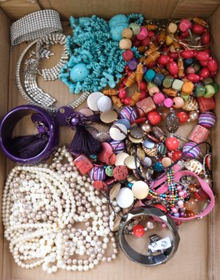 une boîte remplie d'un assortiment de bijoux et d'accessoires