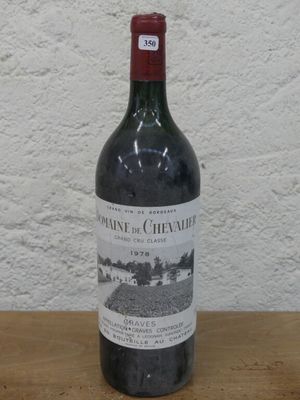 une bouteille de vin posée sur une table