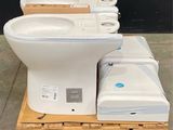 de nombreuses toilettes empilées sur une palette dans un entrepôt