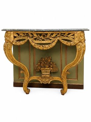une petite console avec un plateau en marbre et des ornements dorés