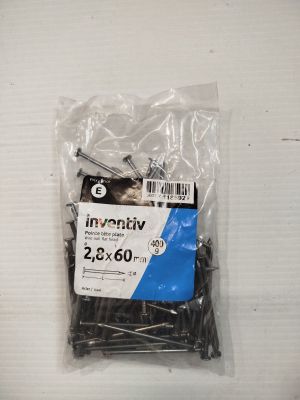 un sachet de vis posé sur une surface blanche