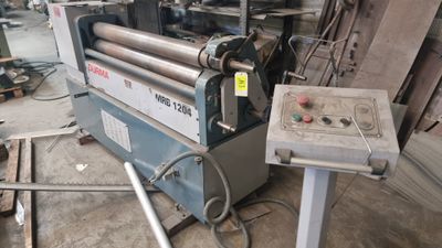 une image d'une machine qui travaille sur un morceau de bois