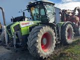 un tracteur garé devant un bâtiment