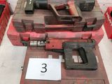 une mallette à outils rouge sur laquelle sont posés des outils