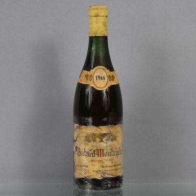 une vieille bouteille de vin posée sur une table en verre