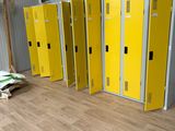 Plusieurs casiers jaunes sont alignés en rangée dans un entrepôt