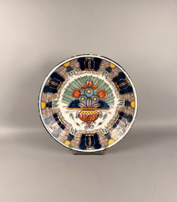 l'image d'une assiette décorative ornée de fleurs