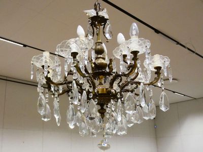 Lustre cage en tôle dorée à décor de fleurettes polychromes.… - Photo 1