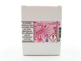 La boîte est blanche et porte une étiquette rose.