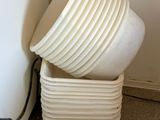 une pile d'assiettes empilées les unes sur les autres par terre