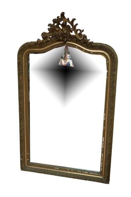 une photo d'un miroir auquel est suspendue une clochette