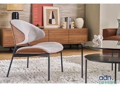 une photo d'un salon avec un fauteuil et une table basse