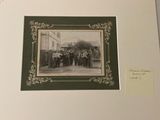 une photo d'un groupe de personnes qui posent pour une photo
