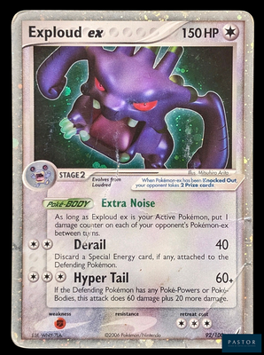 gros plan d'une carte pokemon sur fond noir