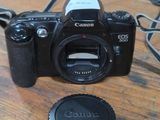 a camera sitting on a table with a lens attached to it