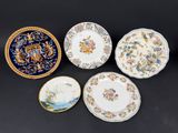 quatre assiettes à motifs différents posées sur une table