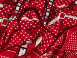 un gros plan sur une écharpe rouge à pois blancs
