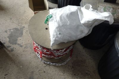 1 touret chaine plastique + 1 sac avec chaine plastique.