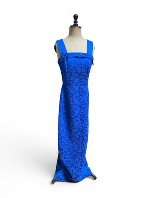 une robe bleue posée sur un mannequin, sur fond blanc