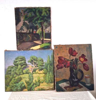 trois tableaux représentant des fleurs dans un vase posé sur une table devant un mur blanc