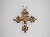 une image représentant une croix accrochée au mur d'une pièce
