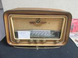 une radio à l'ancienne posée sur une table, avec une étiquette de prix dessus
