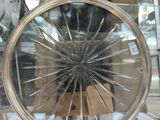 deux roues exposées dans une vitrine
