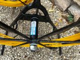 un gros plan d'un vélo avec un câble jaune