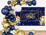 une arche de ballons bleus et dorés, ornée de ballons et d'une pancarte « Joyeux anniversaire »