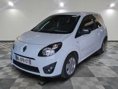 la photo d'une petite voiture blanche garée dans un garage