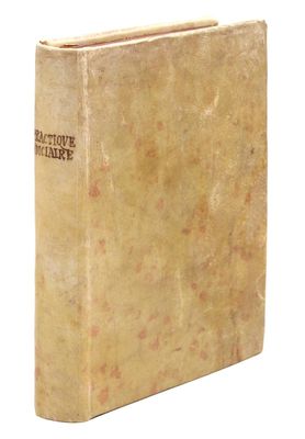 un vieux livre posé sur une surface blanche à côté d'un fond blanc