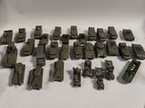 tout un tas de petits véhicules militaires miniatures posés sur une table
