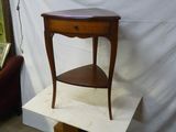 une petite table surmontée d'une étagère