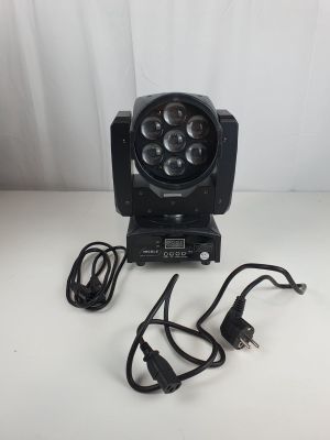 un gros plan d'une lampe posée sur une table