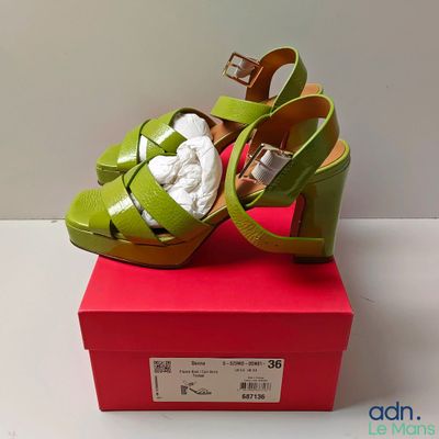 une paire de chaussures posée sur une boîte