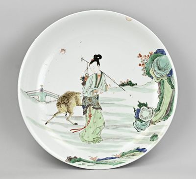 une assiette sur laquelle sont représentés une femme et un chien