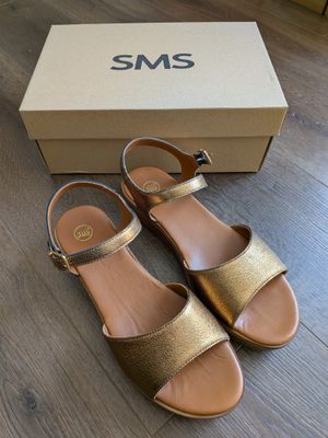 Paire de chaussures de marque SMS
