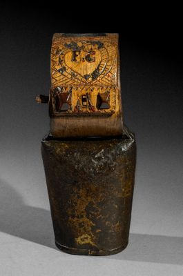 une vieille boîte en bois surmontée d'une horloge