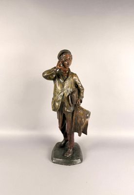 statue en bronze représentant un homme parlant au téléphone portable et tenant une mallette