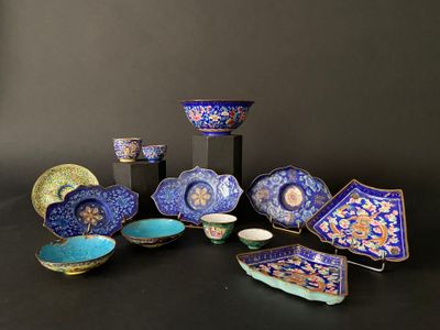 many different types of bowls and bowls on the table
