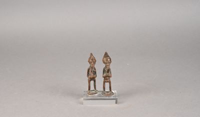 deux figurines posées sur une surface blanche
