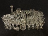 Ensemble de verrerie comprenant cinq carafes et carafons de …
