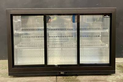 une photo d'un congélateur à porte vitrée réfrigérée