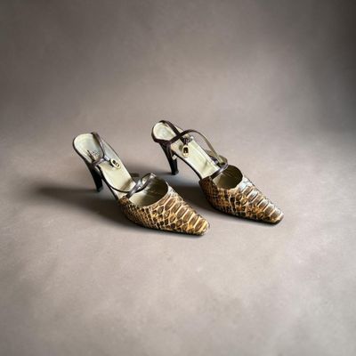 une image représentant une paire de chaussures pour femme posée sur une surface grise