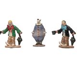 quatre figurines représentant des hommes vêtus de tenues différentes